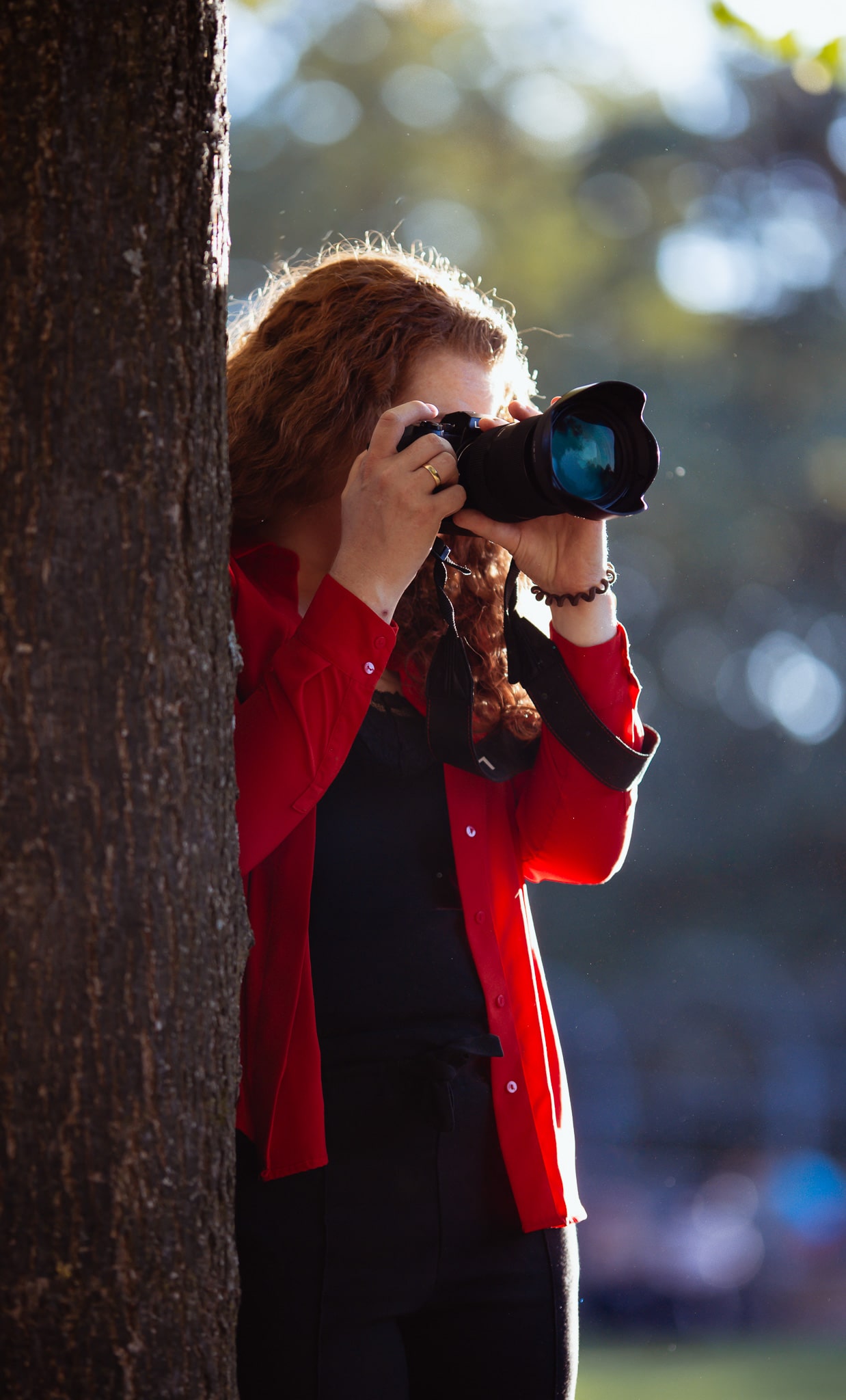 Meine Knipserei, Kathi knipst, stehend mit Kamera am Baumstamm